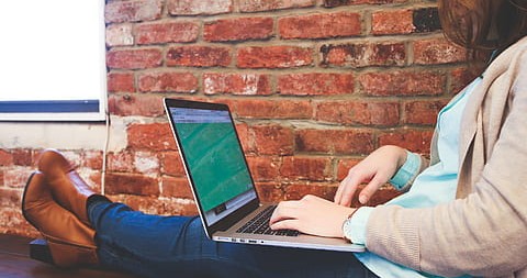 businesswoman-job-laptop-macbook-thumbnail